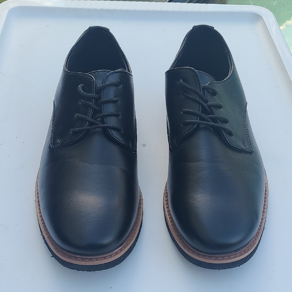 BN Deer Stags Leather Classic Black Leather Boy's Shoes In a Size 6.5